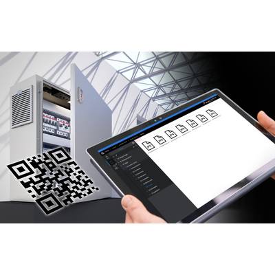 Une tablette affiche un logiciel de surveillance de serveur. Un code QR et un boîtier de serveur ouvert sont également visibles.