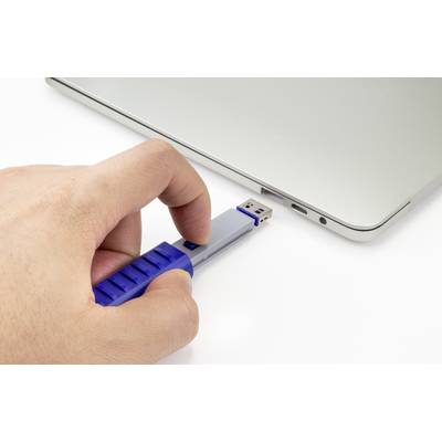 Une main insère une clé USB bleue dans un ordinateur portable.