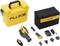 Ensemble d'outils Fluke jaune avec sacoche de transport, scanner, chargeur et accessoires, disposés sur une surface blanche.