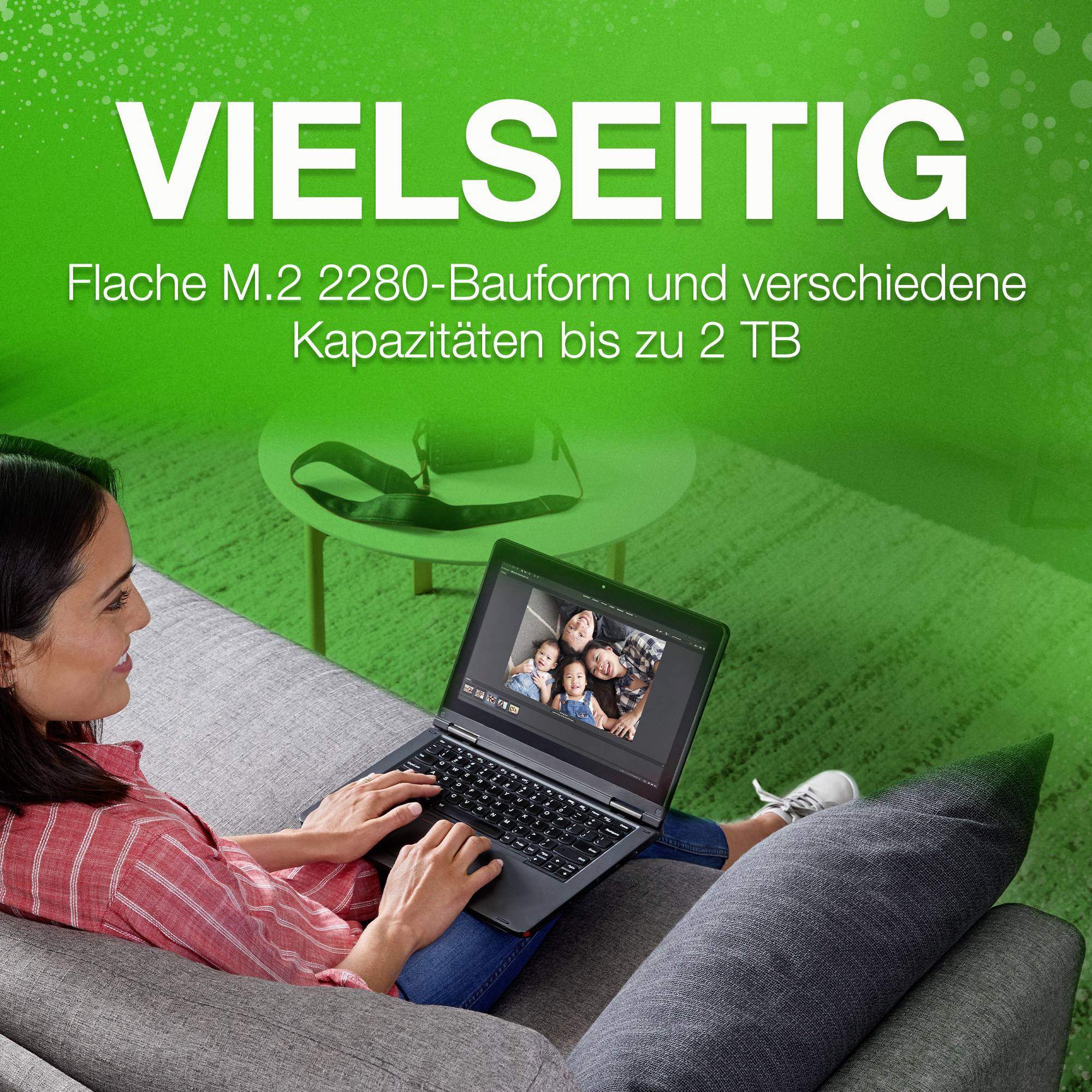 Femme assise sur un canapé, tenant un ordinateur portable avec des photos. Texte : 'POLYVALENT Forme compacte M.2 2280 et différentes capacités allant jusqu'à 2 To.'