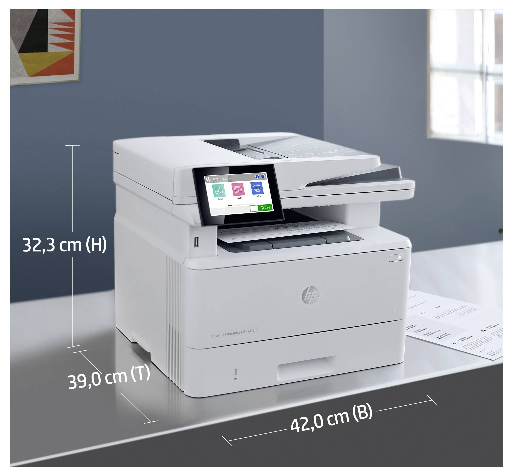 Imprimante multifonction HP blanche sur un bureau, présentée avec les dimensions 32,3 cm de hauteur, 39,0 cm de profondeur et 42,0 cm de largeur.