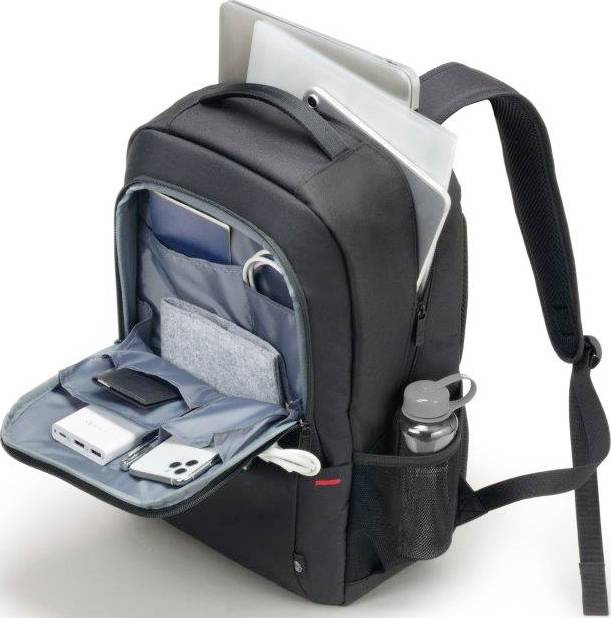 Un sac à dos gris, ouvert, montre plusieurs compartiments contenant un ordinateur portable, des tablettes, une bouteille d'eau et des accessoires électroniques.
