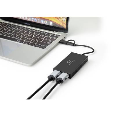 Un ordinateur portable est connecté à un adaptateur noir qui relie deux câbles. L'adaptateur facilite la connexion d'appareils externes.