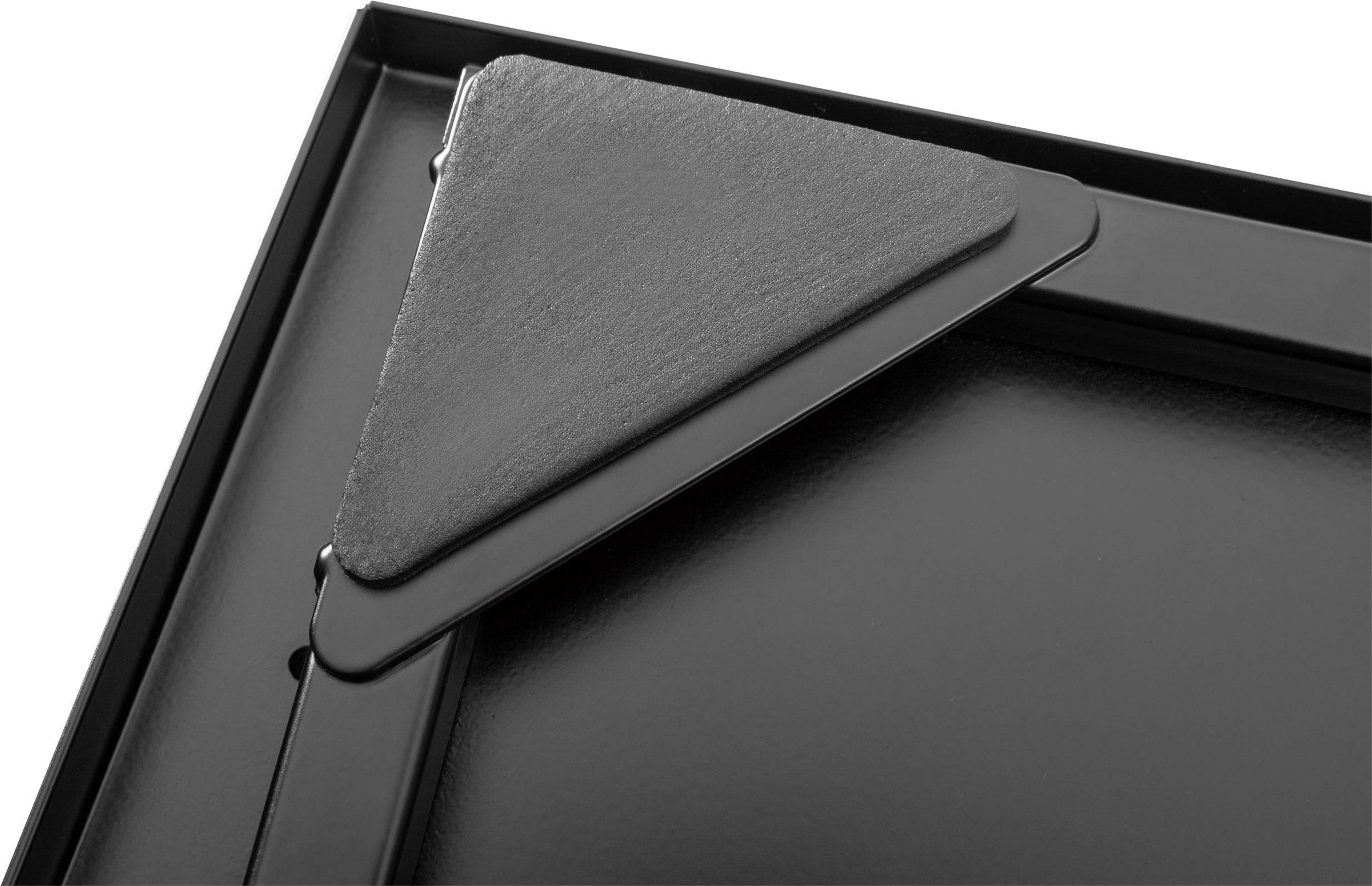Un plateau de cuisson noir avec un rebord surélevé et un renfort triangulaire dans le coin, adapté pour une cuisson et un service en toute sécurité.