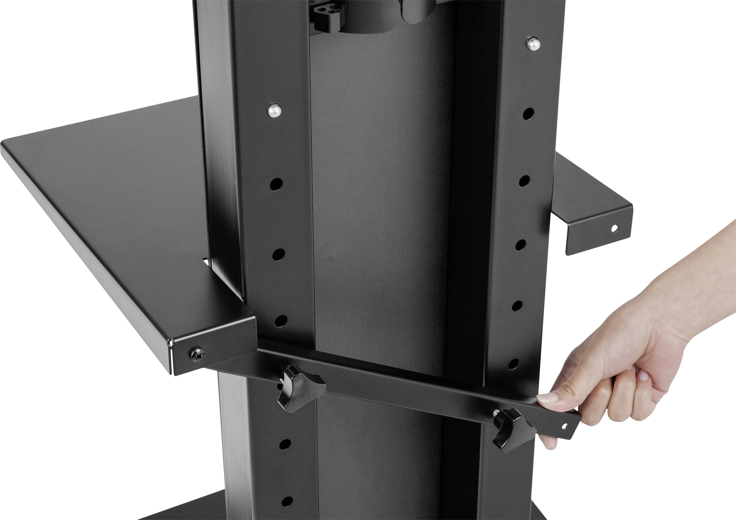 Une main tient une barre métallique fixée à une structure verticale noire. Il pourrait s'agir d'un support.