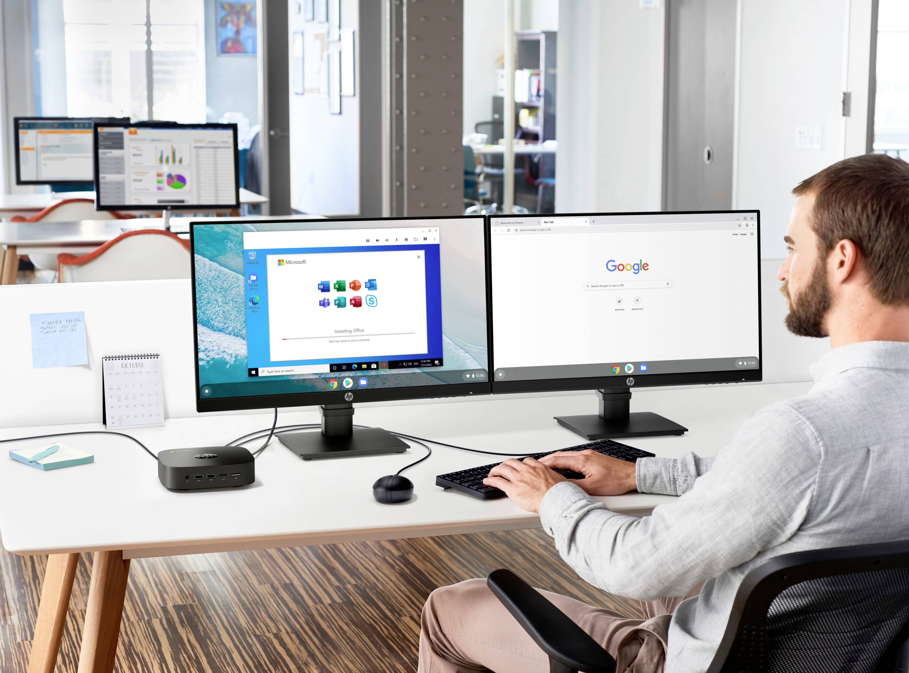 Un homme est assis à un bureau avec deux écrans. Sur l'écran de gauche, on peut voir des applications, et sur l'écran de droite, un moteur de recherche. Environnement de travail de bureau en arrière-plan.