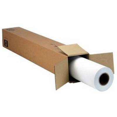 Une boîte brune ouverte contenant un grand rouleau de papier blanc partiellement déployé.