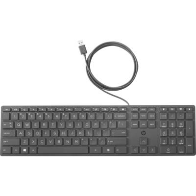 Un clavier USB noir avec disposition QWERTZ. Le câble est enroulé, les touches comprenant des chiffres, des lettres et des touches de fonction.