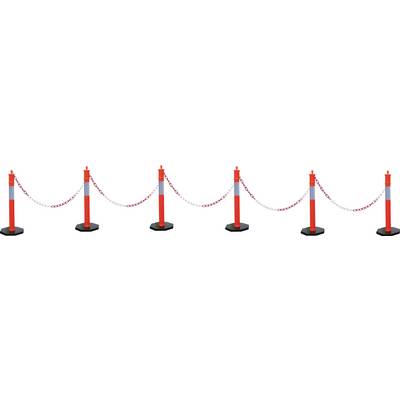 Cinq poteaux de signalisation rouge et blanc avec des chaînes, disposés parallèlement pour délimiter une zone ou contrôler l'accès.