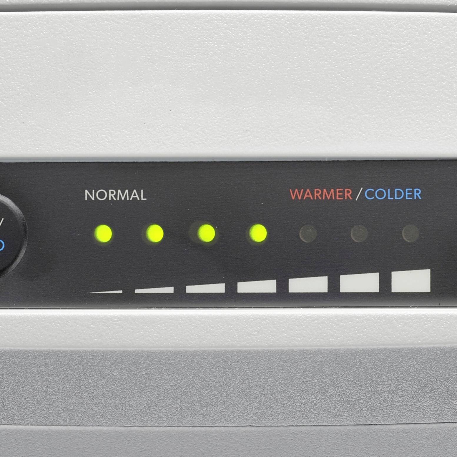 Gros plan d'un panneau de commande de climatisation avec un affichage lumineux indiquant 'NORMAL' et une échelle 'PLUS CHAUD/PLUS FROID'.