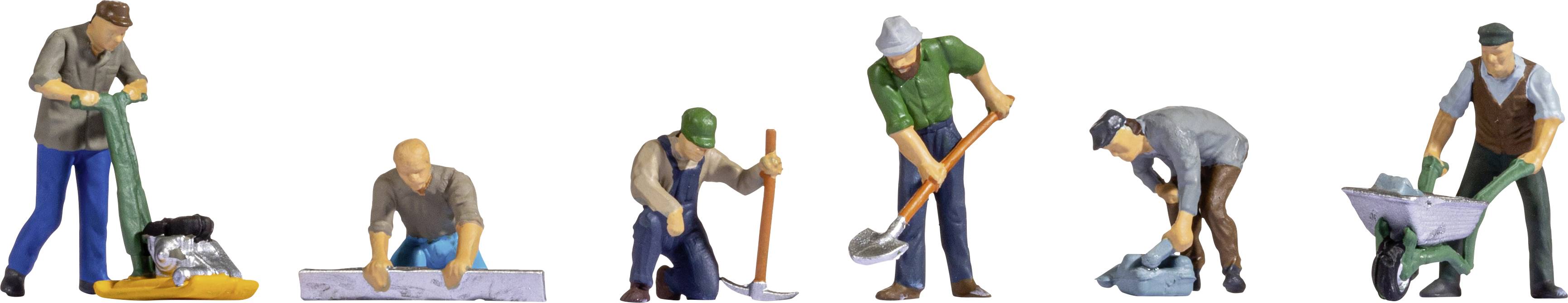 Six figurines miniatures effectuent des travaux de construction : pose de pavés, nivellement, mélange de béton, creusement, transport en brouette, pelletage.