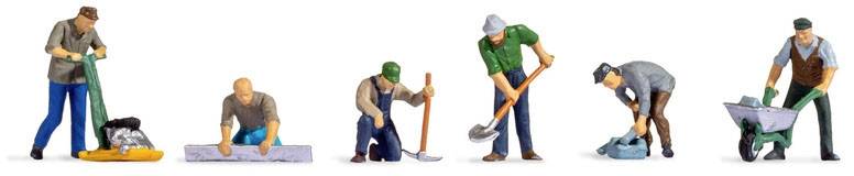 Six figurines miniatures simulent des ouvriers du bâtiment : un rouleau compresseur, une dalle de béton, une pelle, une pelle à main, un compacteur d'asphalte, une brouette.
