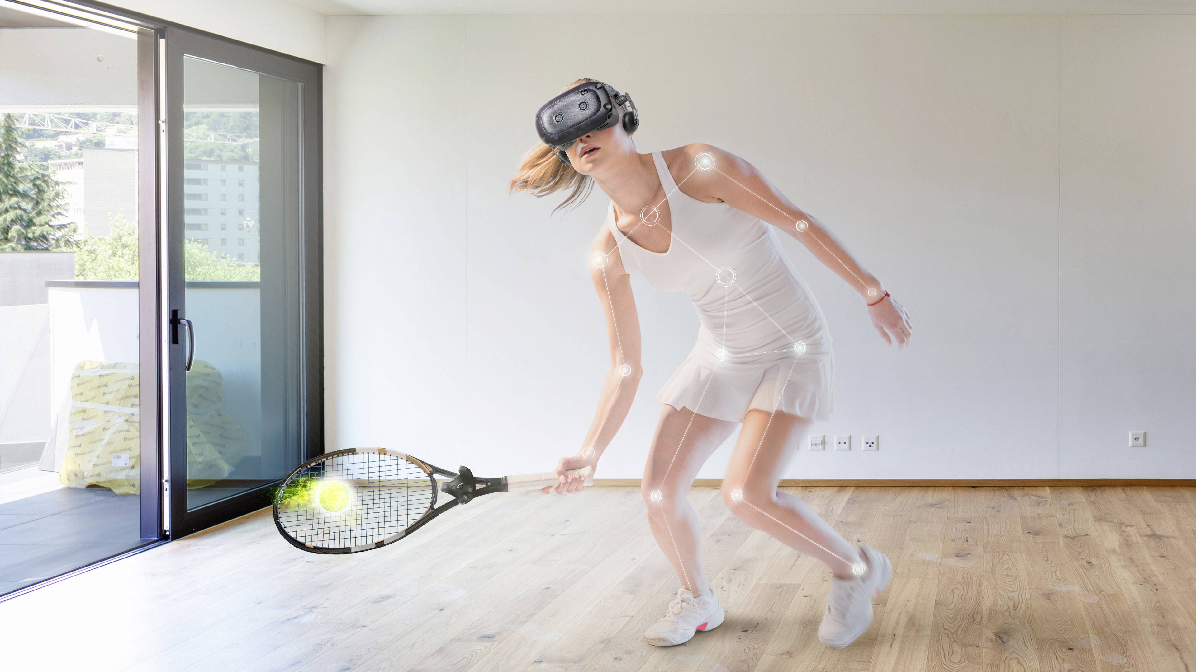 Une femme dans un salon joue au tennis virtuel avec un casque de réalité virtuelle et une raquette de tennis. Elle est en plein mouvement actif.