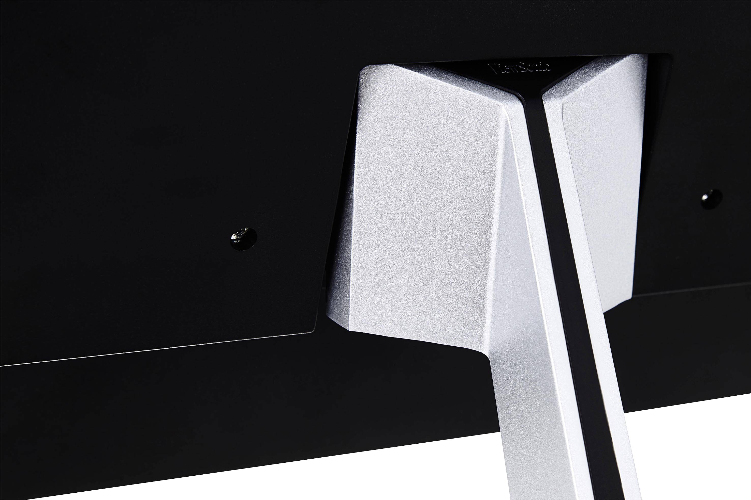 Un support de moniteur argenté à l'arrière d'un écran noir, montrant le détail du support et son design moderne.