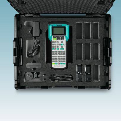 Imprimante d'étiquettes portable dans une valise, entourée d'accessoires tels que chargeur et batteries. Idéal pour l'étiquetage mobile.