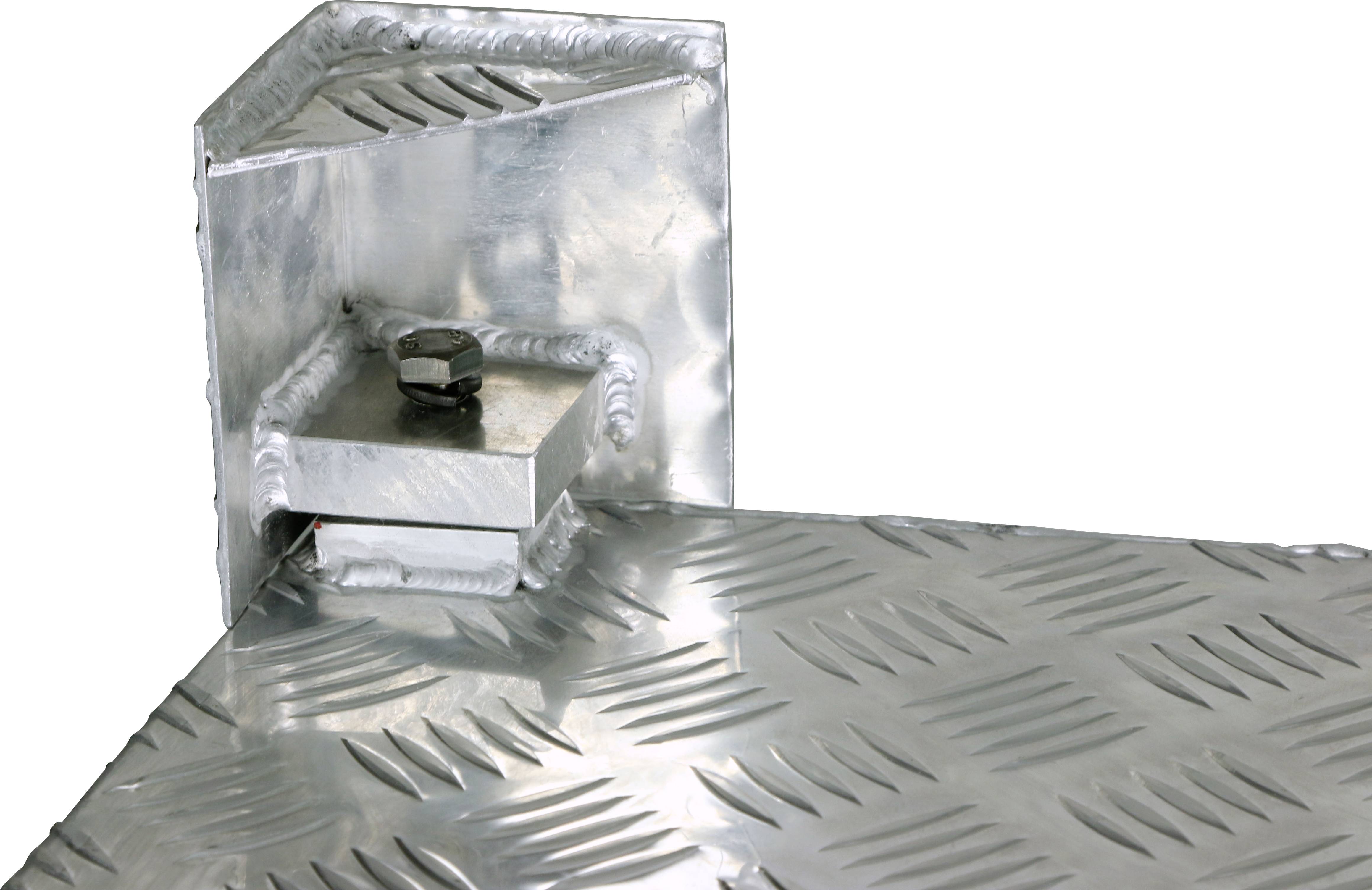 'Profilé en aluminium avec tôle striée, relié par un angle soudé et des boulons. Transformation industrielle des métaux.'