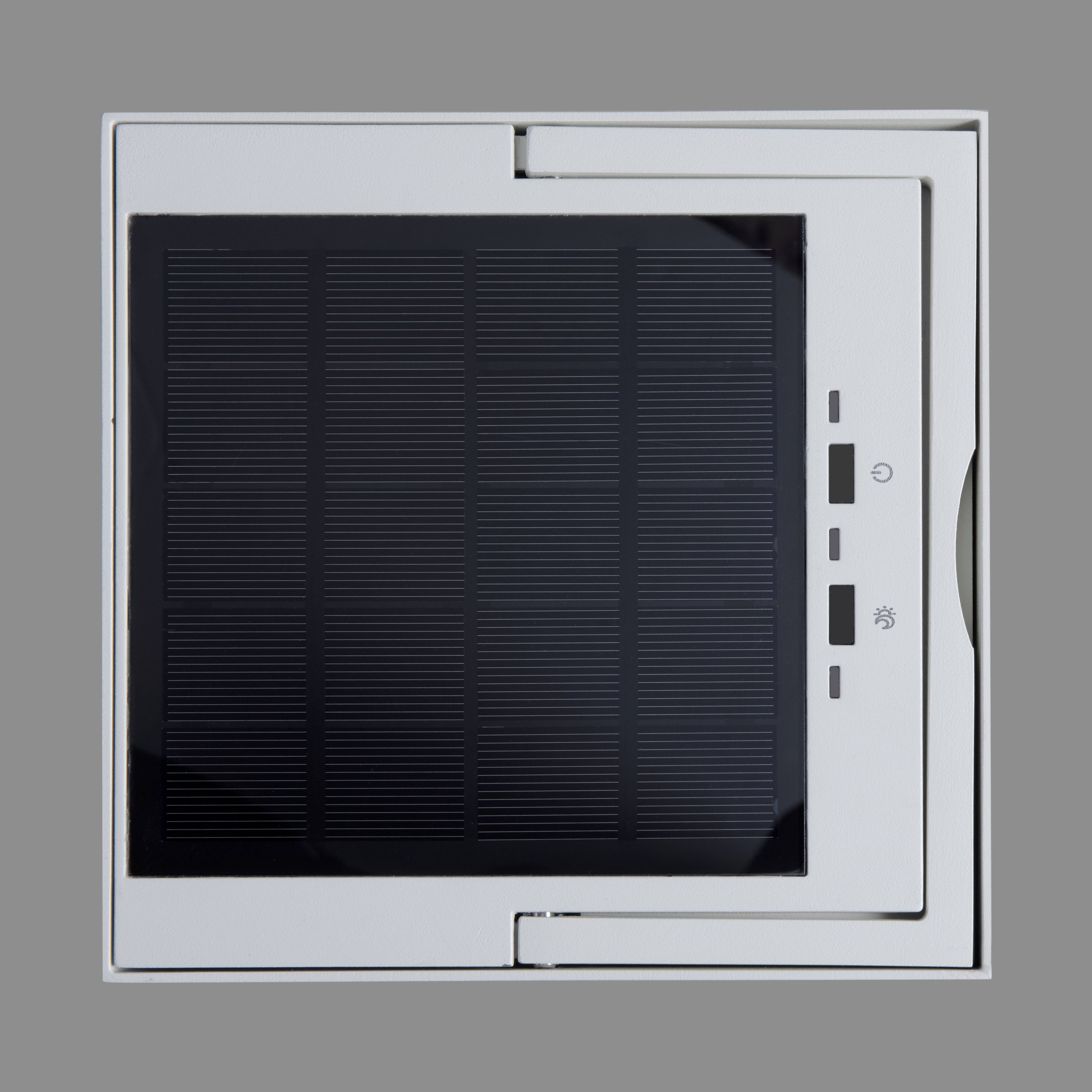 Un module solaire dans un boîtier blanc et gris. Il présente une surface de panneau solaire noir avec quelques interrupteurs sur le côté.