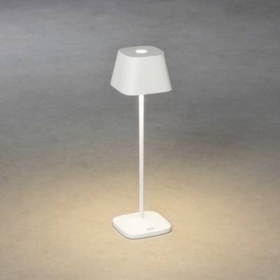 Une lampe sur pied moderne blanche avec un abat-jour carré éclaire sur un sol gris.