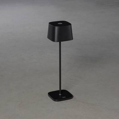 Lampe de table noire avec un pied élancé et un abat-jour carré sur fond gris.