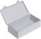 Boîte en plastique grise ouverte, de forme rectangulaire, avec un couvercle à charnières. Idéale pour le rangement de petits objets domestiques.