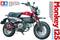 Modèle réduit Tamiya d'une moto Honda Monkey 125. Représentation détaillée du véhicule en rouge et noir.