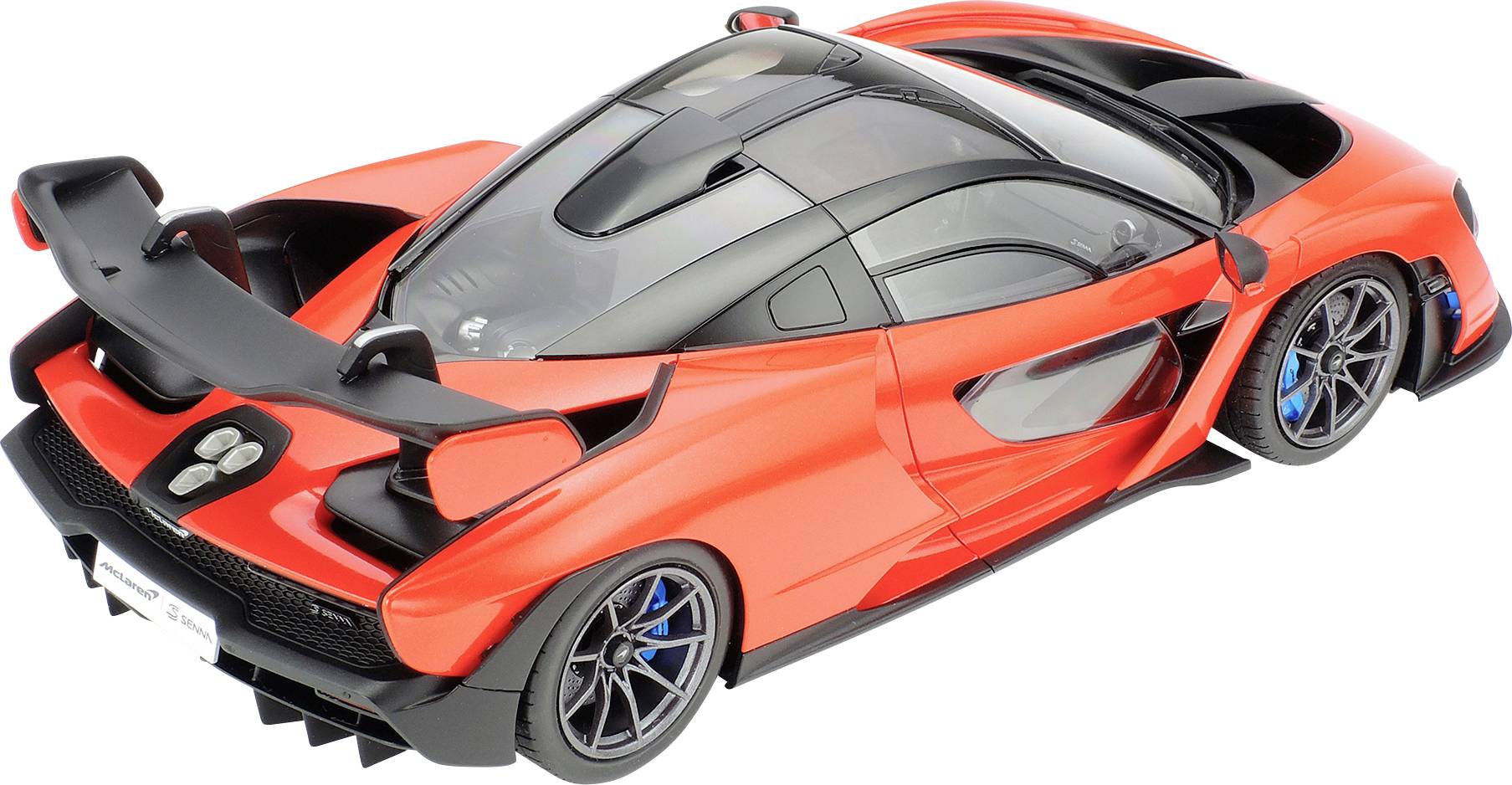 Une voiture rouge, sportive, avec un aileron arrière voyant et des jantes bleues. Le design met l'accent sur des lignes aérodynamiques et un style agressif.