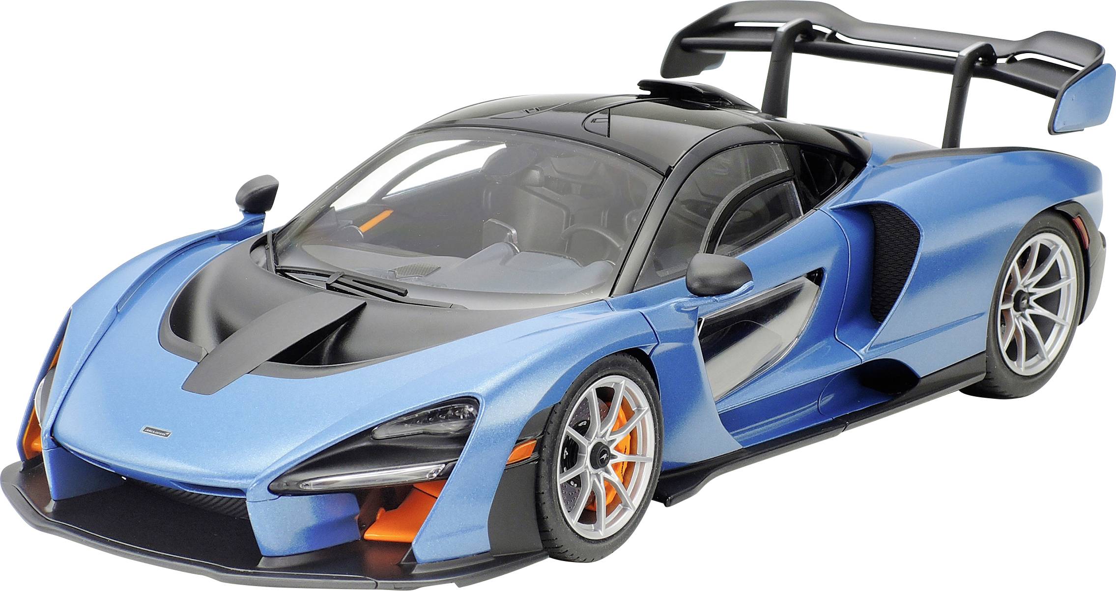 Une voiture de course bleue, sportive, avec un design aérodynamique et un grand aileron arrière, stationnée sur un fond blanc.