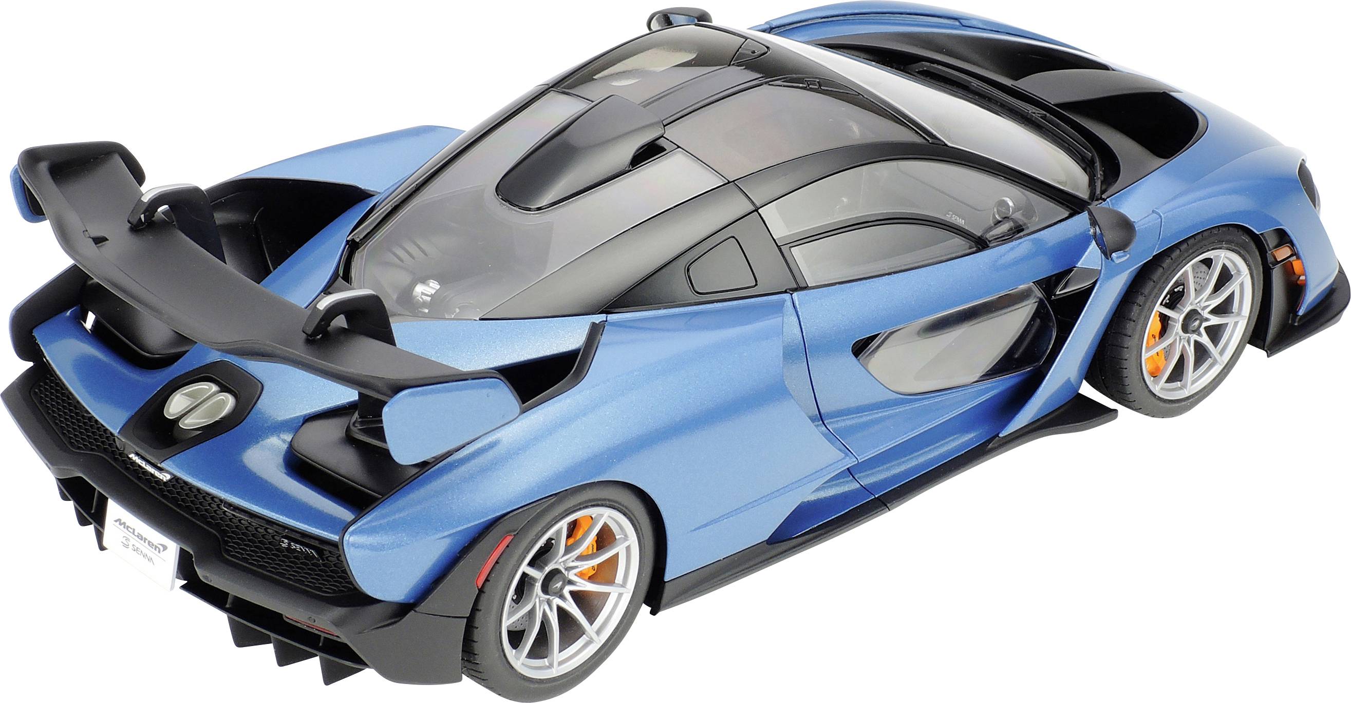 Une voiture de sport bleue avec une forme aérodynamique, un grand aileron arrière et des ouïes d'aération marquantes, vue de derrière.