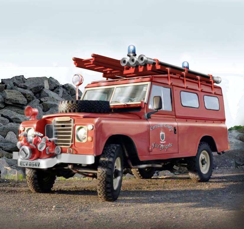 Un véhicule de pompiers rouge et ancien, équipé d'échelles et de sirènes, stationné sur un sol de gravier devant un tas de pierres.