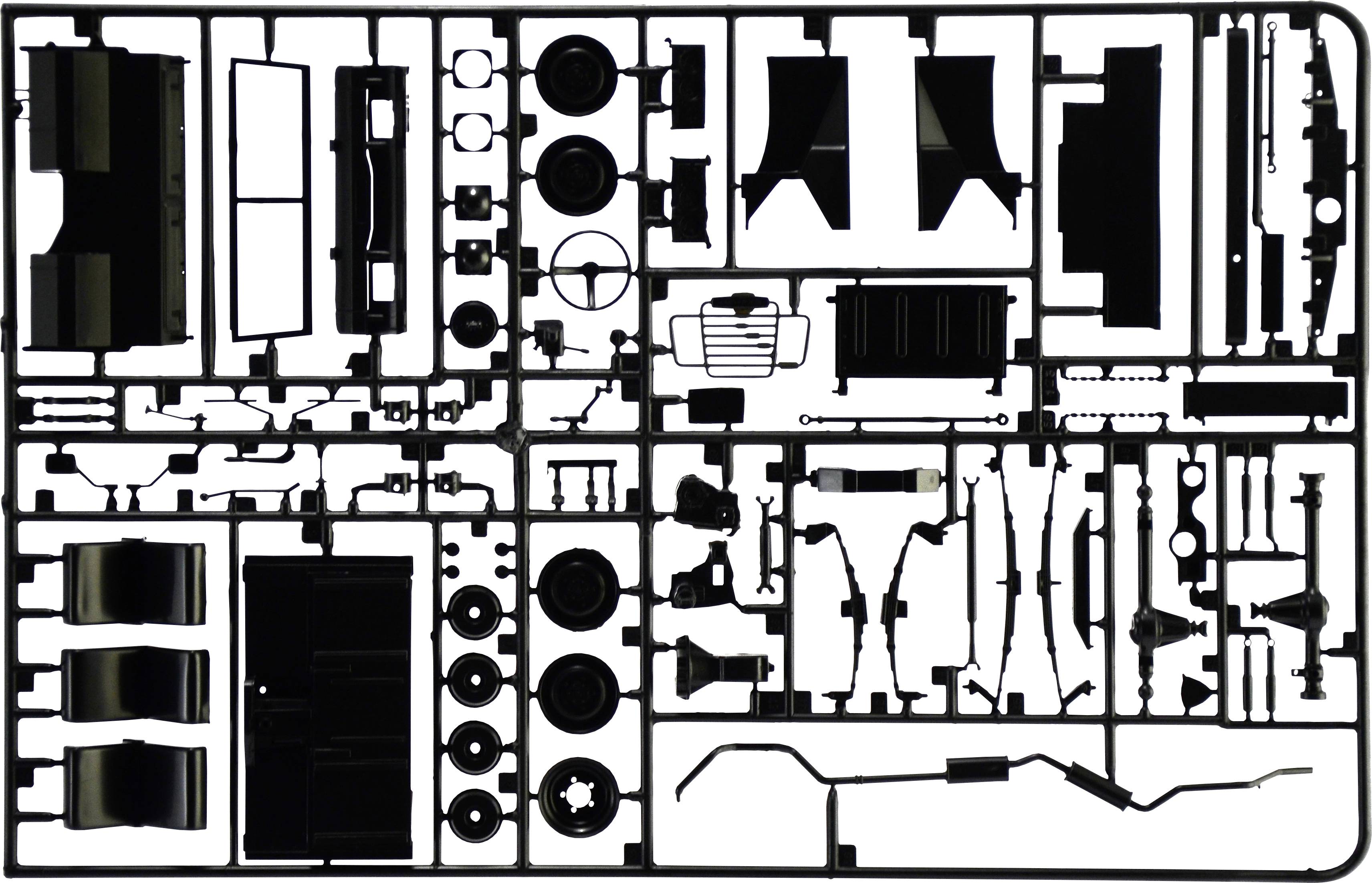 Kit de carrosserie d'une maquette de voiture, différentes pièces comme des roues et un spoiler fixées sur un châssis, prêtes à être assemblées.