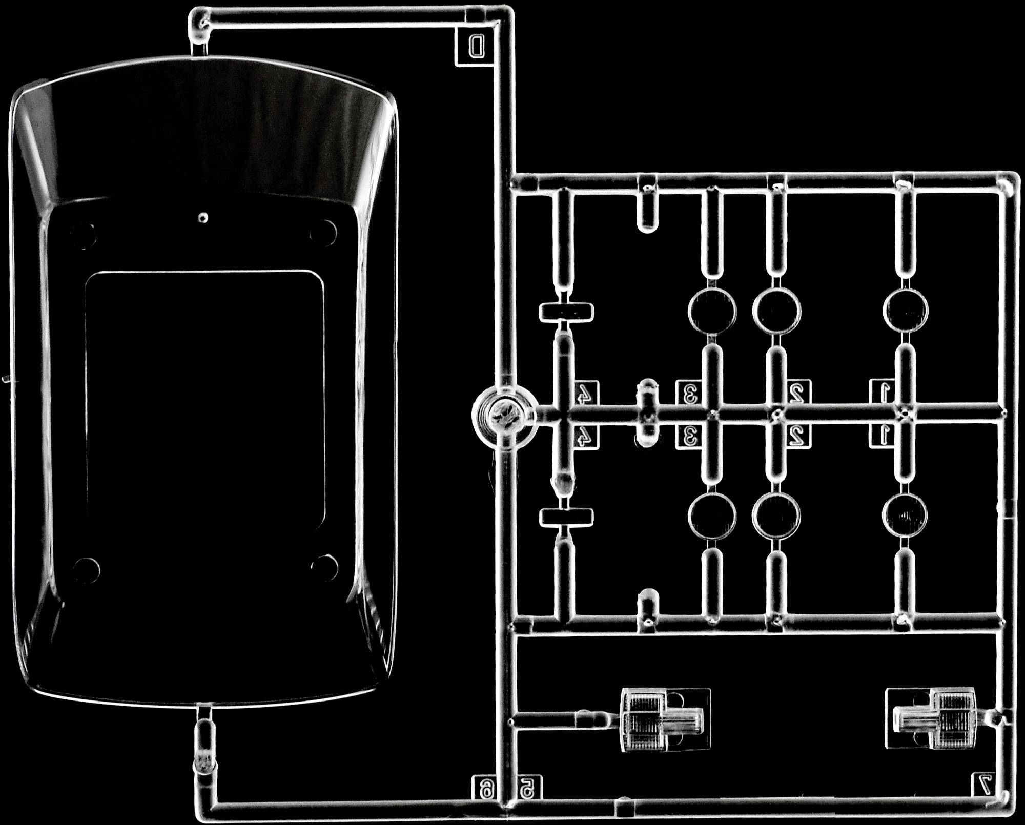Kit de modélisme en plastique sur fond noir, comprenant un élément de carrosserie et plusieurs traverses transversales ; aucune couleur ni inscription.
