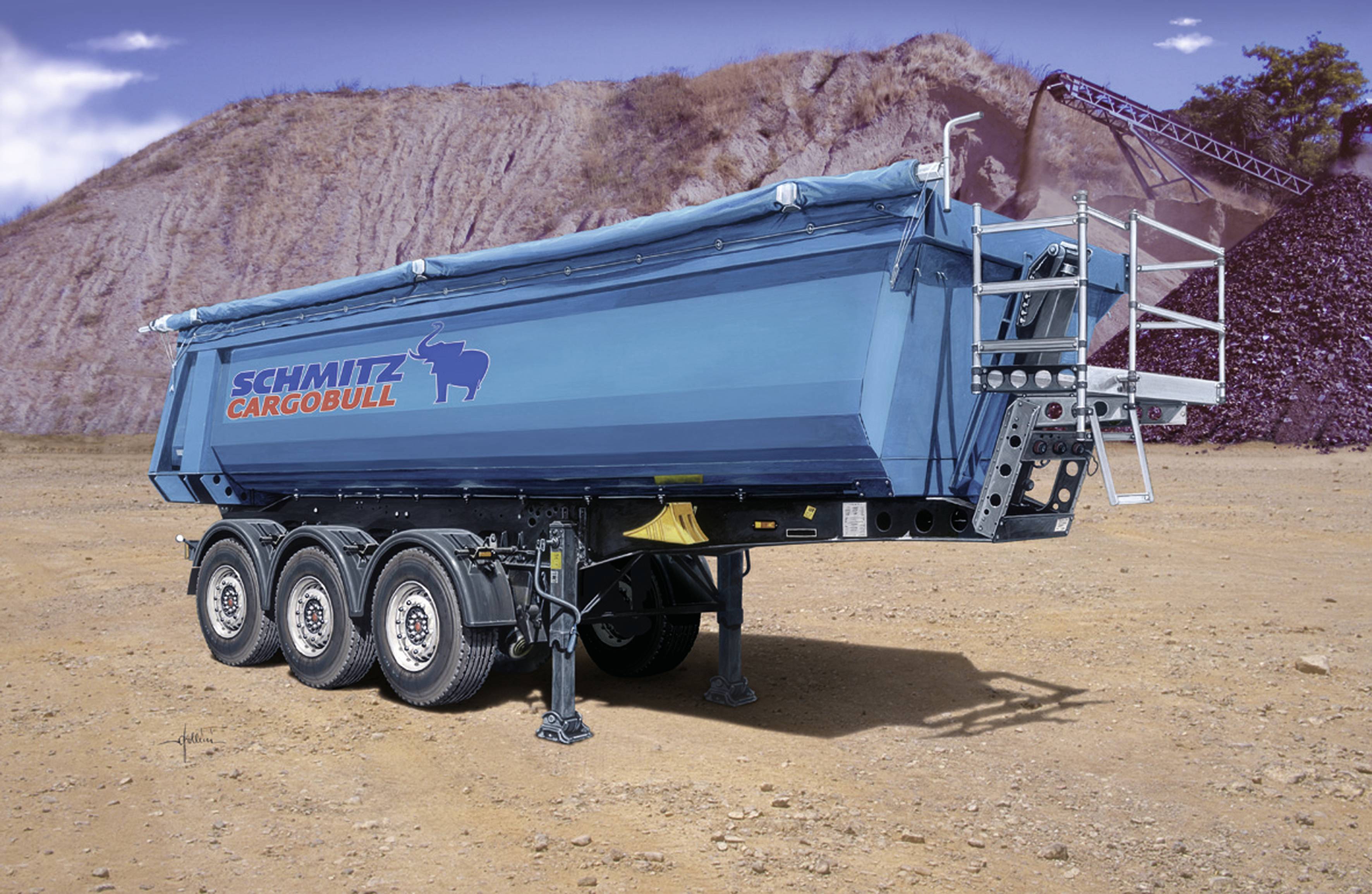 'Un grand camion remorque bleu de Schmitz Cargobull est stationné sur un sol de gravier devant un grand monticule de terre. La remorque possède trois essieux.'
