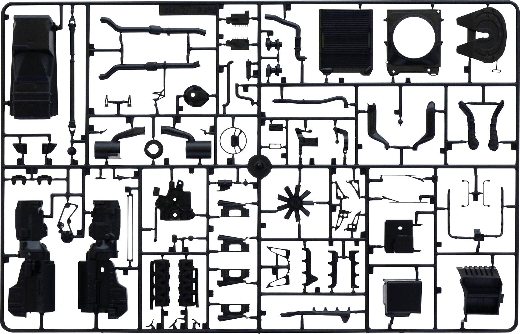 Kit de maquette de voiture en plastique avec différentes pièces telles que des roues, un moteur et des éléments de carrosserie, disposés sur un châssis structurel.