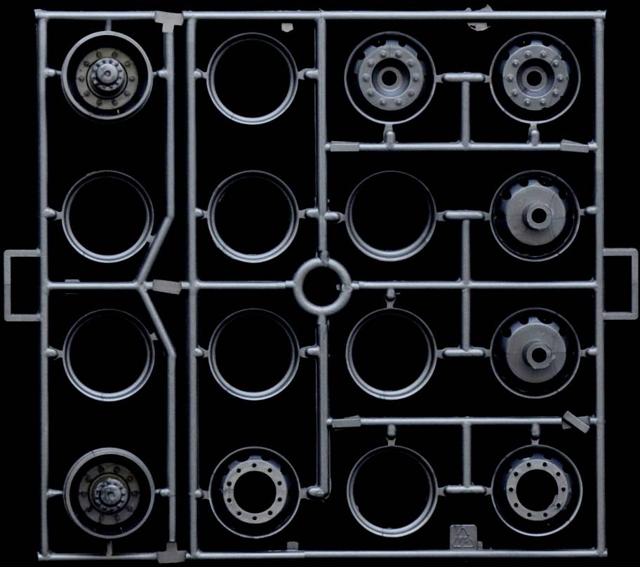 Cadre métallique avec des ouvertures rondes et des éléments circulaires, disposés de manière symétrique. Composant technique ou pièce de machine.