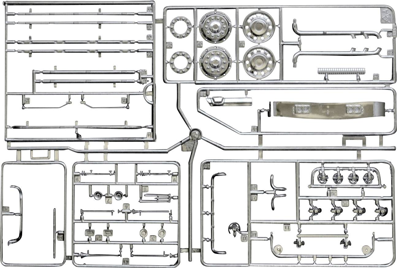 Un kit de modélisme en plastique avec différentes pièces automobiles, comprenant des jantes, des pare-chocs et un volant, disposées sur un cadre.