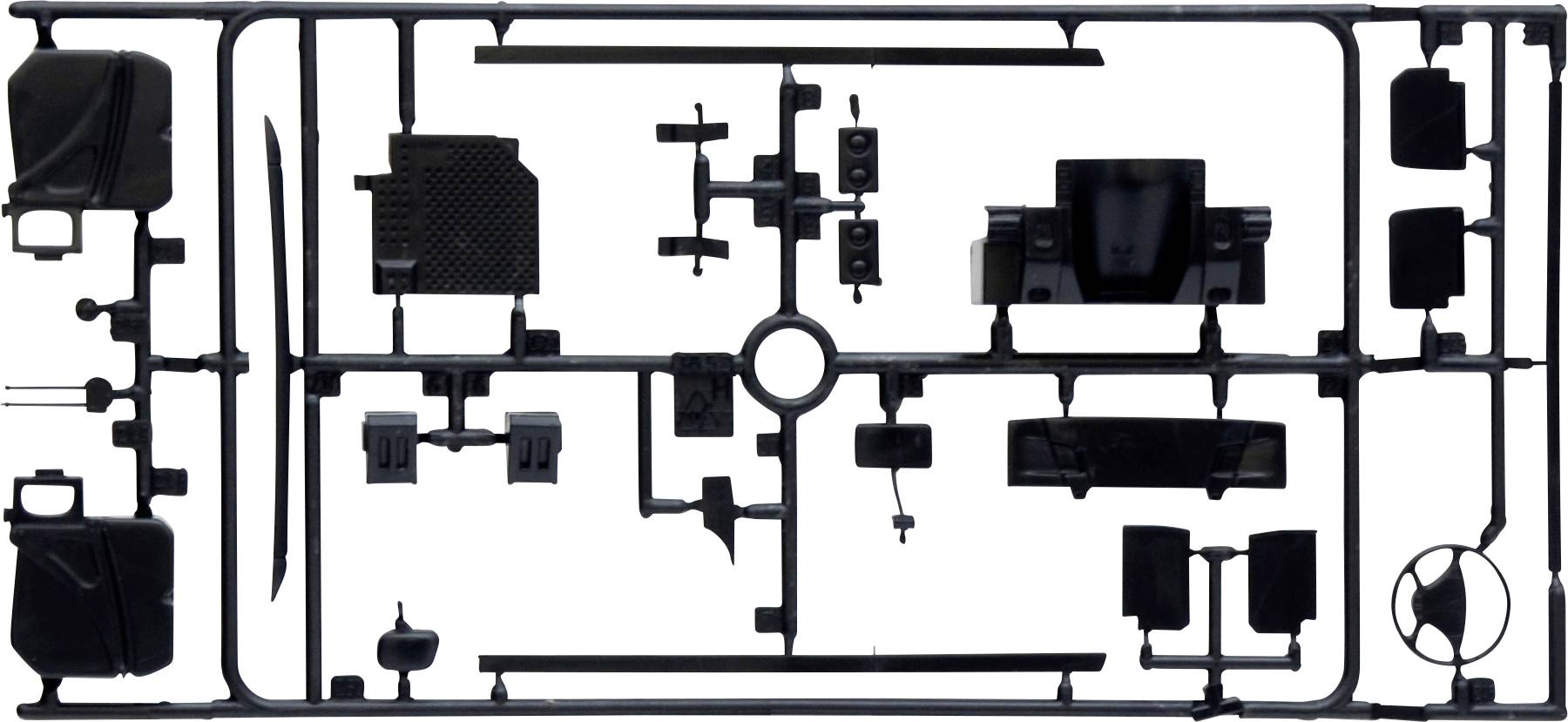 Kit comprenant différentes pièces en plastique noir dans un cadre, prêt à être assemblé pour créer un modèle.