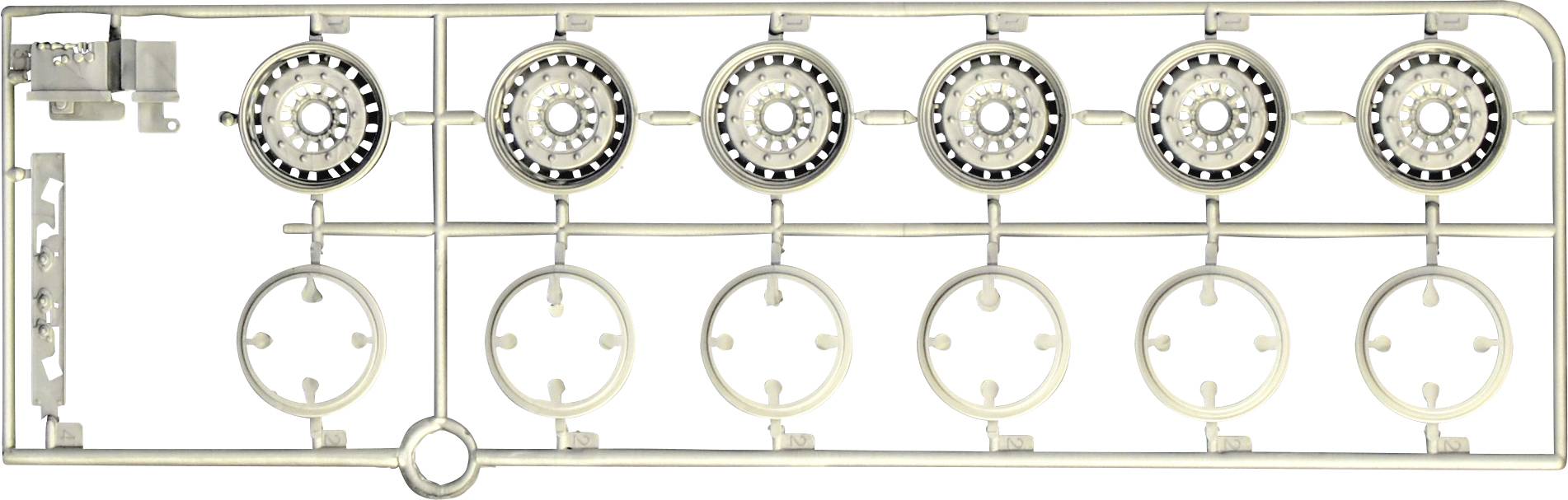 Un ensemble de sept roues de modélisme en plastique sur un support de moulage, dont six avec des jantes détaillées, une roue manquant à l'avant gauche.