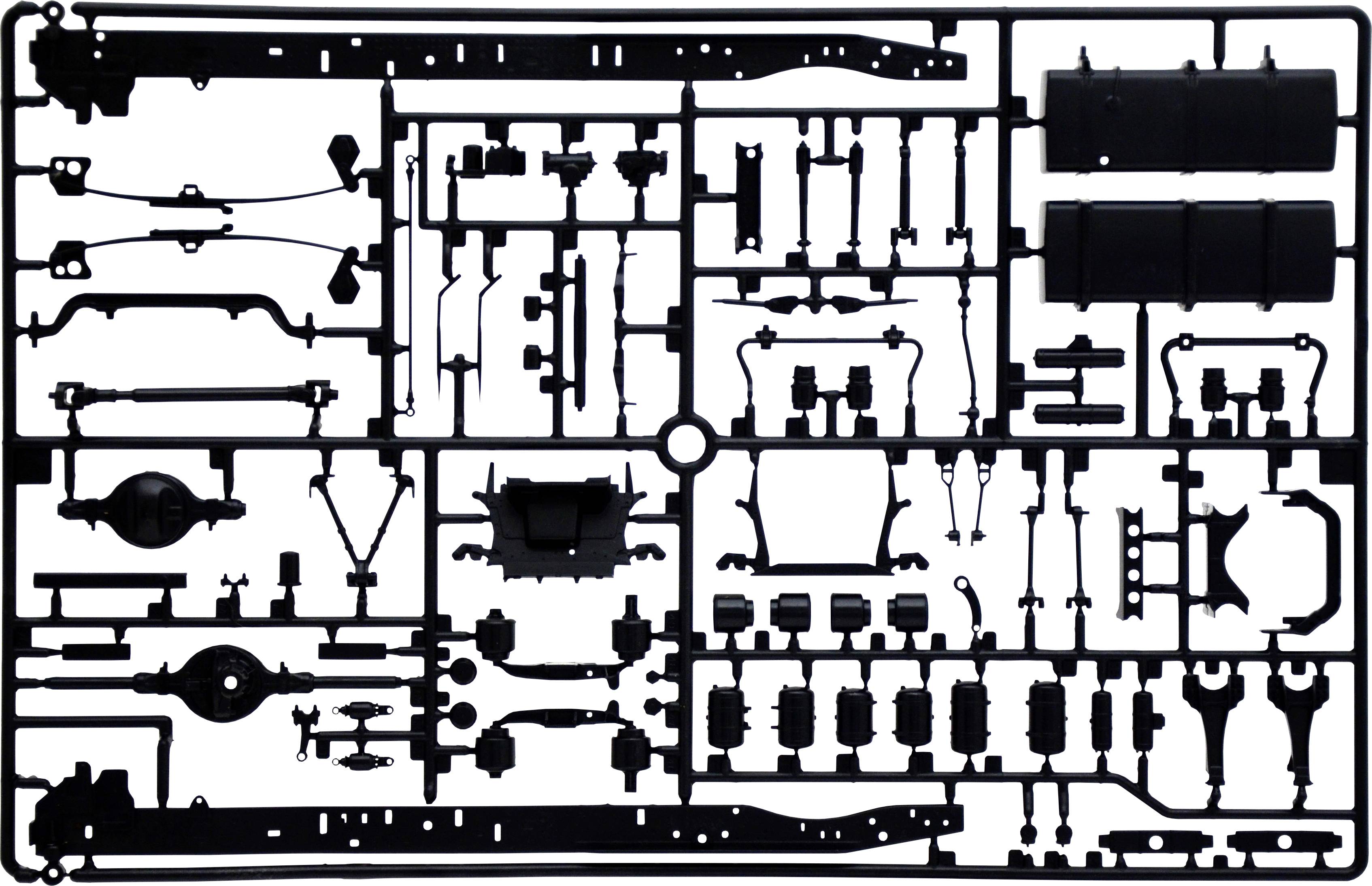 Châssis en plastique avec divers composants de maquette de véhicule, comprenant des essieux, des roues et des éléments de carrosserie.