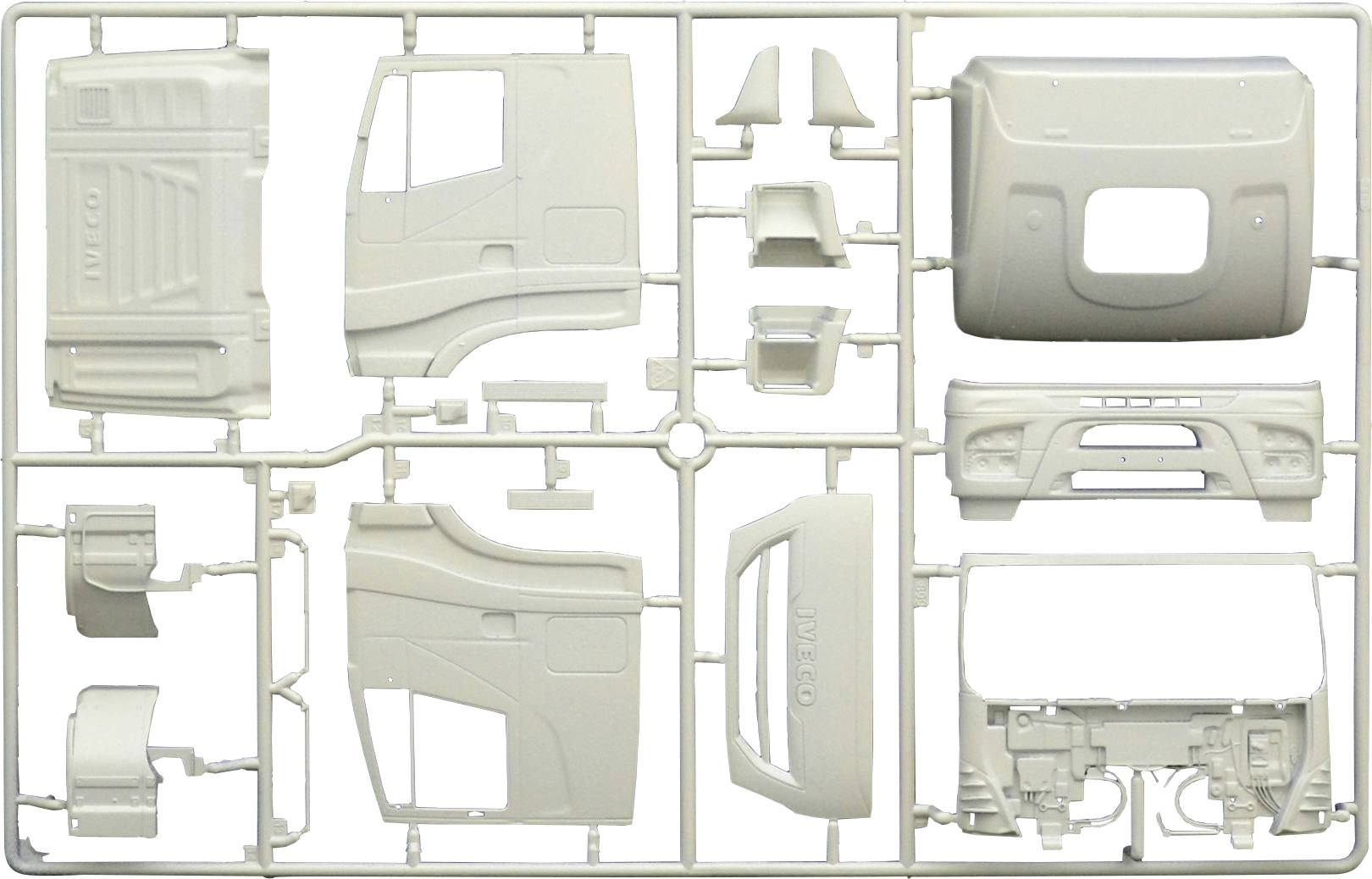 Pièces en plastique d'une maquette automobile, comprenant des portes, un capot et d'autres éléments de carrosserie, disposées sur un cadre.