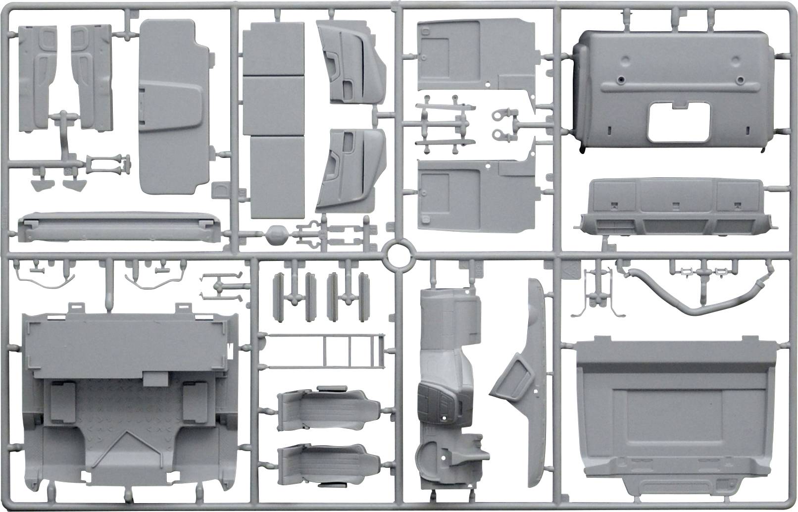 Pièce de plastique grise à assembler avec différents composants pour la maquette. Contient des éléments de carrosserie et de véhicule.