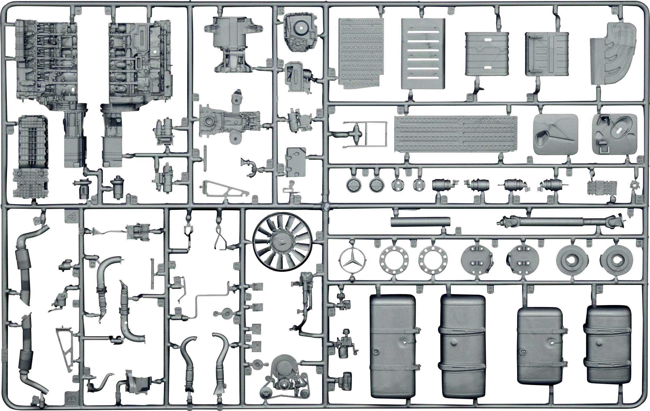 Kit de montage en plastique avec pièces de voiture, y compris le moteur, les roues et le pot d'échappement. Les pièces sont disposées sur une grille.