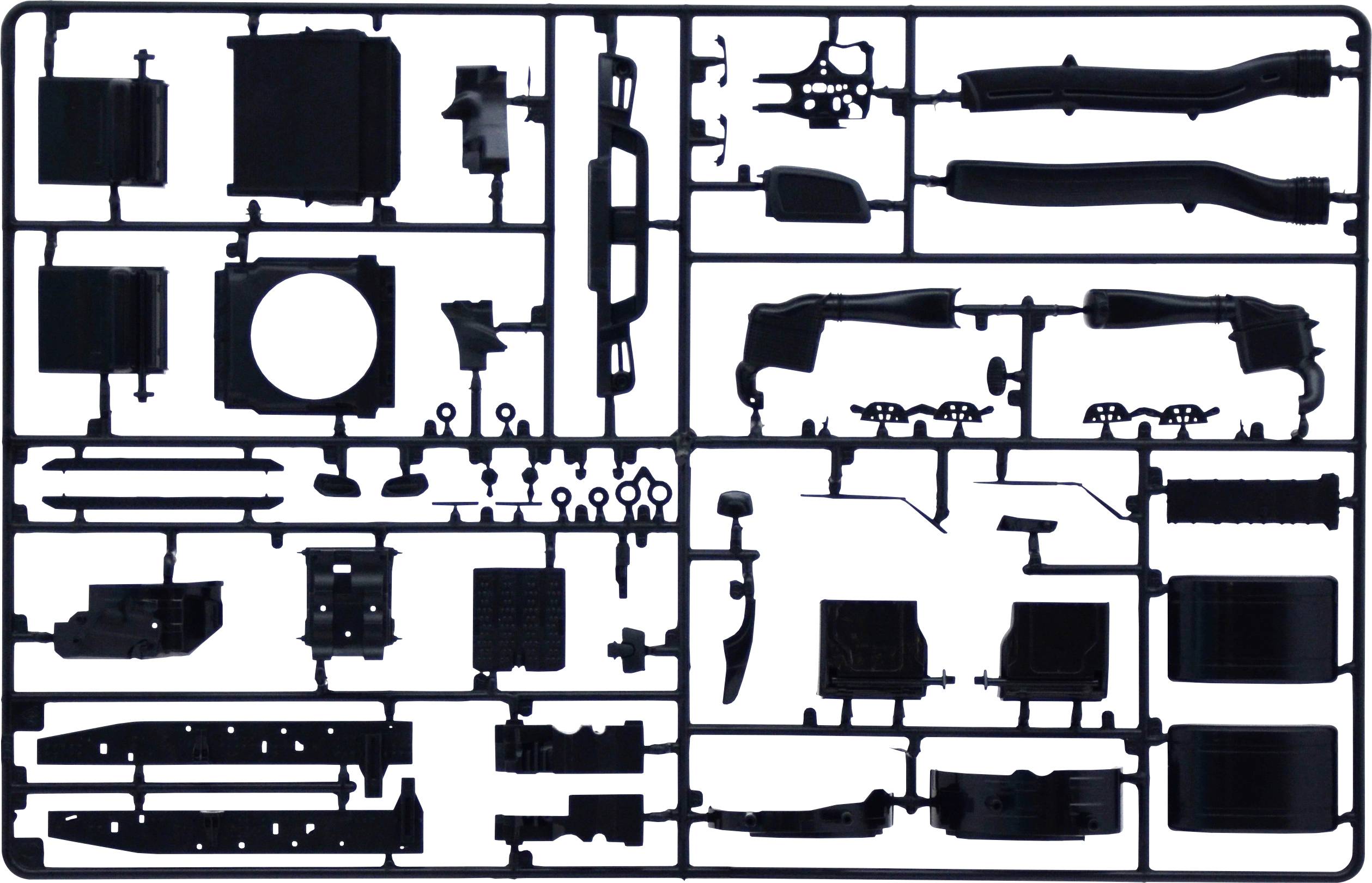 Plusieurs pièces en plastique dans un cadre de kit, préparées pour l'assemblage d'un véhicule modèle.