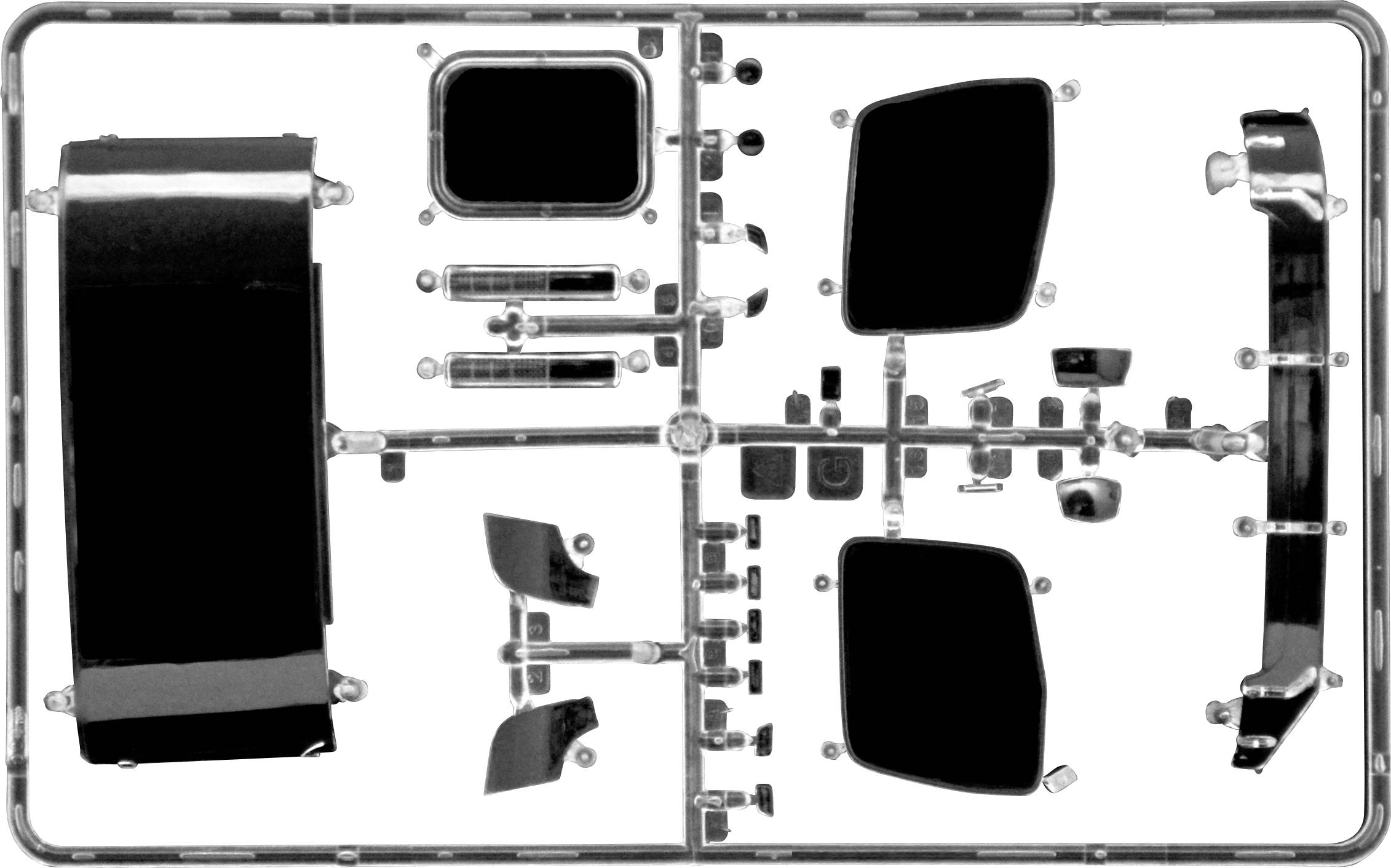 Pièce moulée d'un kit de modélisme avec différentes pièces pour l'assemblage d'une voiture, comprenant des portes, des jantes et des pare-chocs sur un châssis.