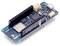 Une carte Arduino avec différentes connexions et composants électroniques, adaptée aux projets de programmation et d'électronique.
