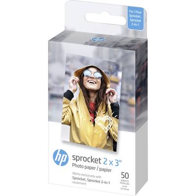 Papier photo HP Sprocket 2 x 3 pouces. Contient 50 feuilles. Compatible avec les imprimantes HP Sprocket. Femme portant des lunettes de soleil sur la photo.