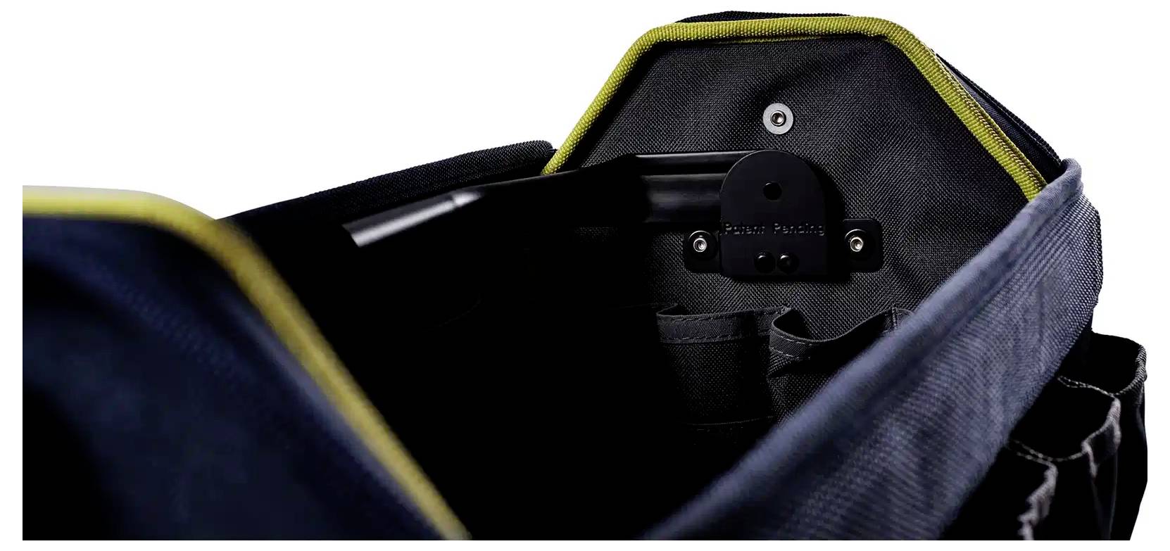 Une boîte à outils ouverte montrant des compartiments intérieurs bordés de bords jaunes et un loquet pour sécuriser les outils.