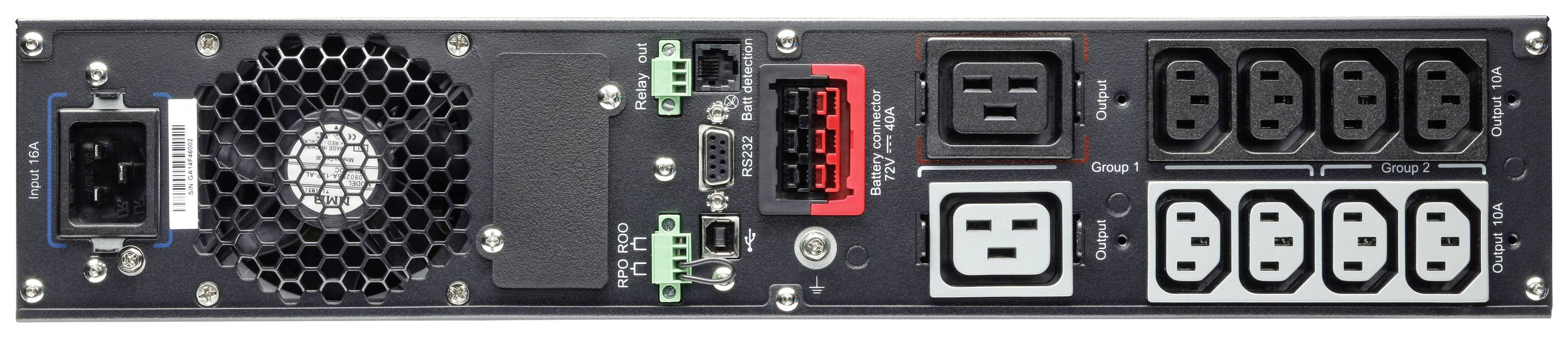 Dos d'un serveur avec plusieurs prises électriques, grilles de ventilation et ports. De nombreuses connexions électriques sur le côté droit.