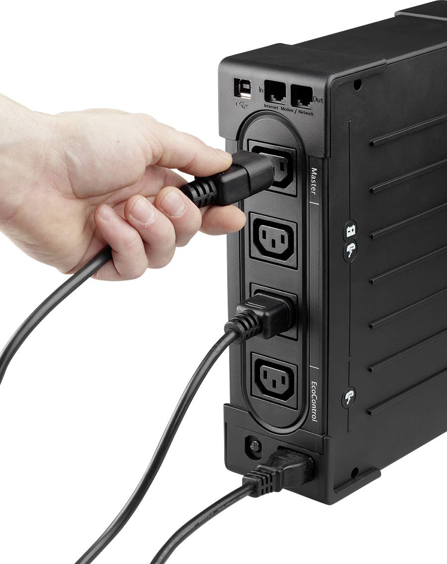 Une main branche une fiche dans un dispositif noir d'alimentation de secours doté de plusieurs ports.