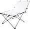 Chaise longue pliante blanche avec structure en métal noir sur un fond clair. Adaptée pour l'extérieur ou l'espace jardin.
