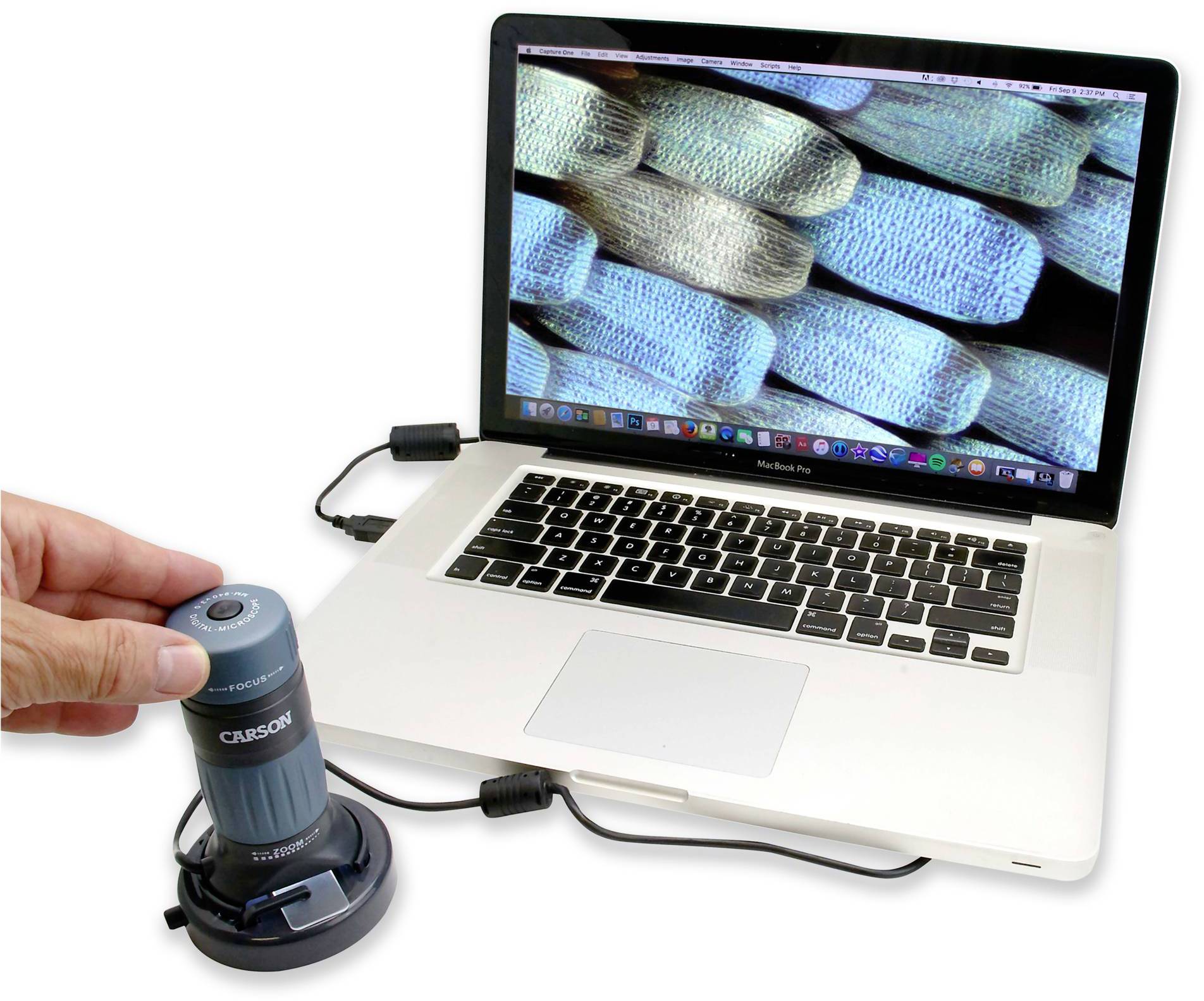 Un microscope est connecté à un ordinateur portable qui affiche des fibres textiles agrandies sur l'écran.